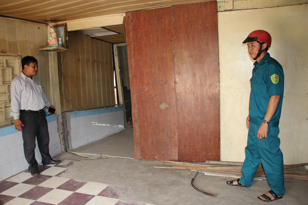 Sụp lún, nứt nền, nguy cơ sạt lở 3 căn nhà ở xã Long Kiến Sụp lún, nứt nền, nguy cơ sạt lở 3 căn nhà ở xã Long Kiến