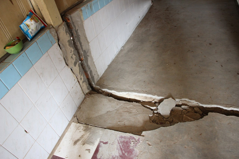 Sụp lún, nứt nền, nguy cơ sạt lở 3 căn nhà ở xã Long Kiến Sụp lún, nứt nền, nguy cơ sạt lở 3 căn nhà ở xã Long Kiến