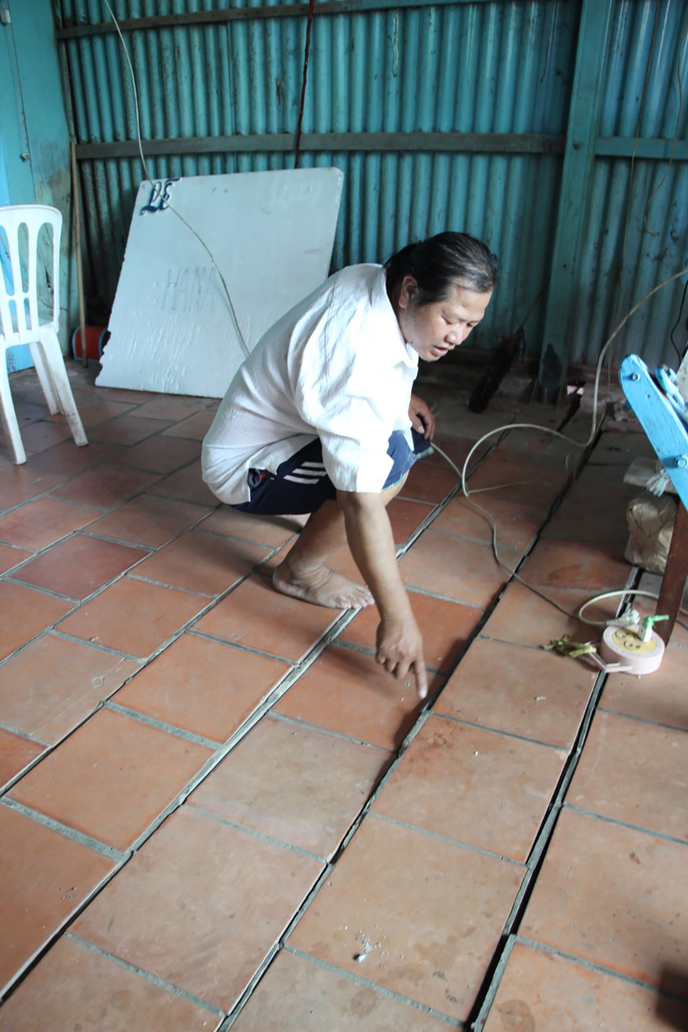 Sụp lún, nứt nền, nguy cơ sạt lở 3 căn nhà ở xã Long Kiến Sụp lún, nứt nền, nguy cơ sạt lở 3 căn nhà ở xã Long Kiến