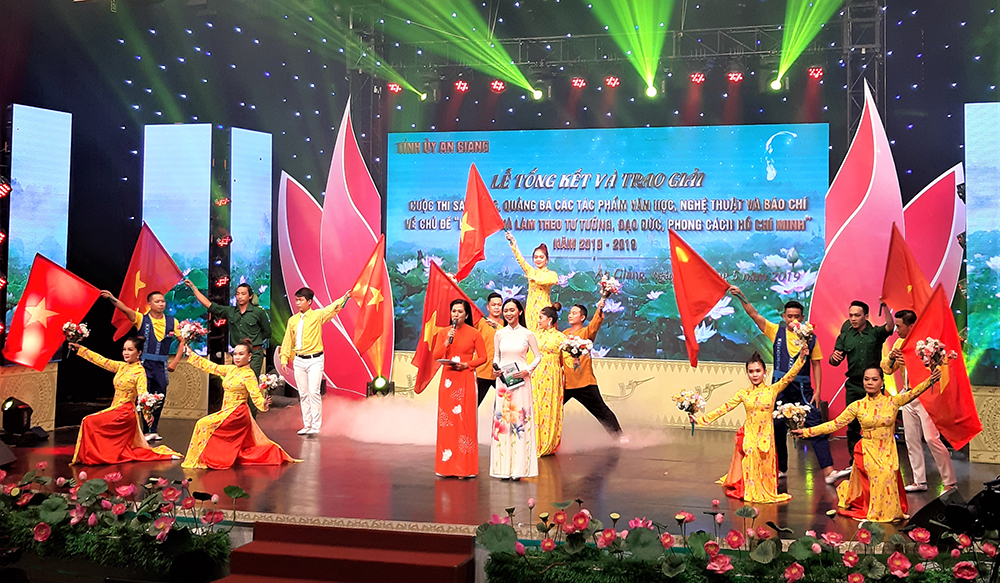 Đẩy mạnh việc học tập và làm theo Bác