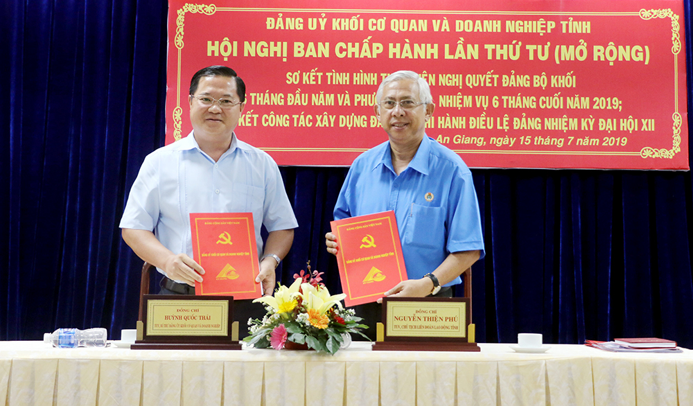 Nâng cao vai trò lãnh đạo trực tiếp, toàn diện của cấp ủy Đảng trong các cơ quan, doanh nghiệp
