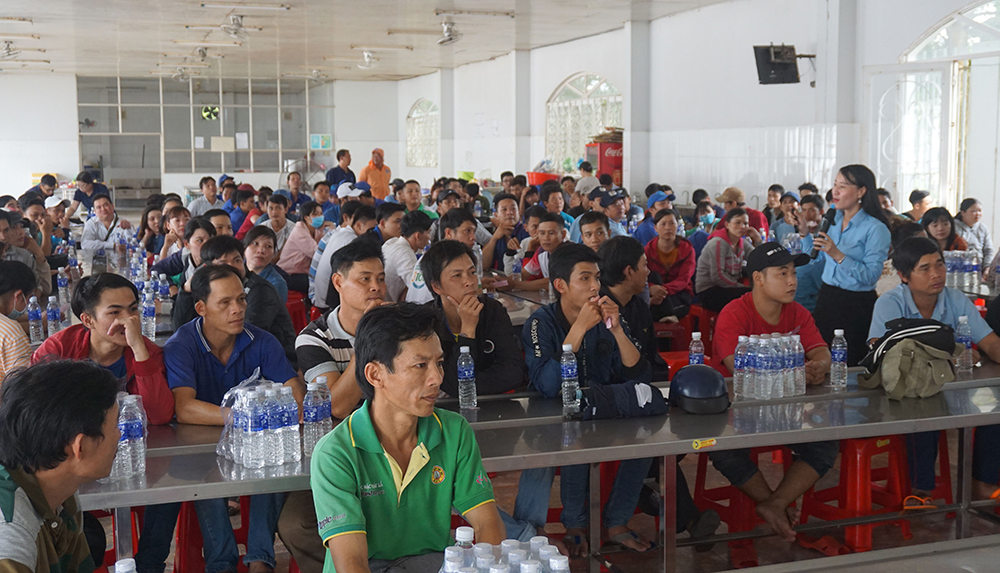 Tuyên truyền, phổ biến giáo dục pháp luật cho 700 công nhân lao động Tuyên truyền, phổ biến giáo dục pháp luật cho 700 công nhân lao động