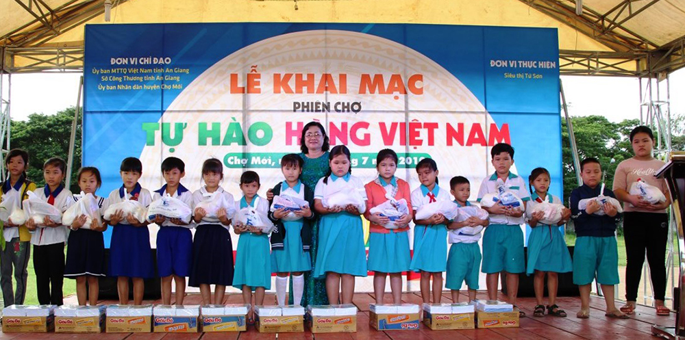Khai mạc phiên chợ hàng Việt về nông thôn tại Chợ Mới Khai mạc phiên chợ hàng Việt về nông thôn Chợ Mới