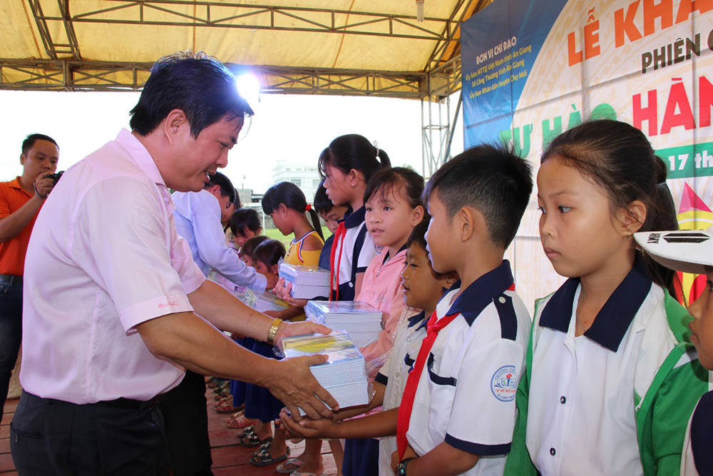 Khai mạc phiên chợ hàng Việt về nông thôn tại Chợ Mới Khai mạc phiên chợ hàng Việt về nông thôn Chợ Mới