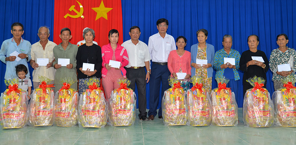 Phát huy khối đại đoàn kết toàn dân tộc Tặng quà cho người nghèo