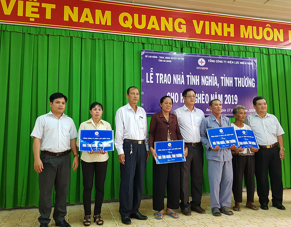 Trao 6 căn nhà tình thương, tình nghĩa ở Tri Tôn và An Phú Trao 6 căn nhà tình thương, tình nghĩa ở Tri Tôn và An Phú