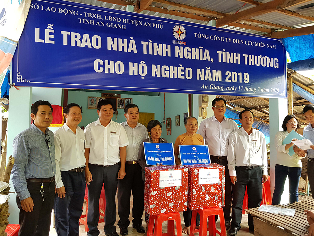 Trao 6 căn nhà tình thương, tình nghĩa ở Tri Tôn và An Phú Trao 6 căn nhà tình thương, tình nghĩa ở Tri Tôn và An Phú