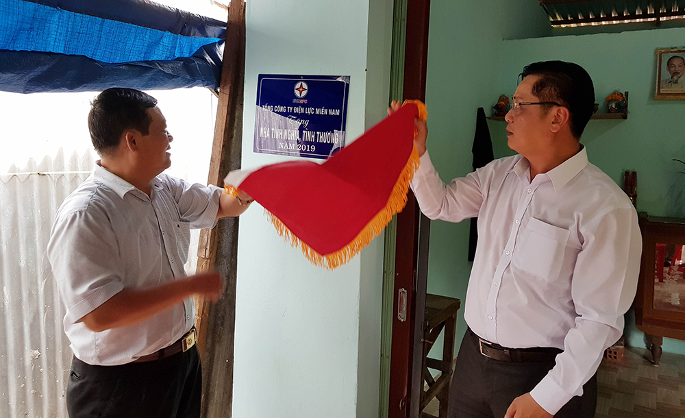 Trao 6 căn nhà tình thương, tình nghĩa ở Tri Tôn và An Phú Trao 6 căn nhà tình thương, tình nghĩa ở Tri Tôn và An Phú