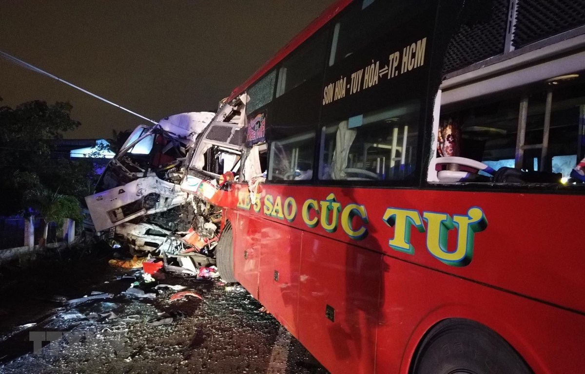 Bình Thuận: Xe khách đối đầu xe tải trên quốc lộ, hai tài xế tử vong