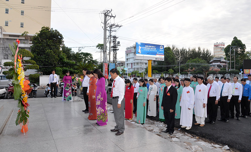 Đổi mới mạnh mẽ nội dung và phương thức hoạt động của MTTQ Các đại biểu tham dự đại hội dâng hoa lên Tượng đài Chủ tịch Tôn Đức Thắng tại TP. Long Xuyên