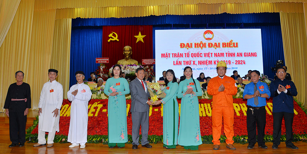 Đổi mới mạnh mẽ nội dung và phương thức hoạt động của MTTQ Đoàn đại biểu đại diện các tầng lớp nhân dân chúc mừng đại hội