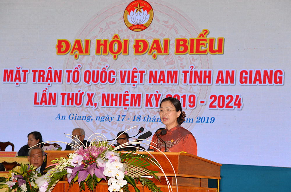Đổi mới mạnh mẽ nội dung và phương thức hoạt động của MTTQ Phó Chủ tịch Ủy ban Trung ương MTTQVN Trương Thị Ngọc Ánh phát biểu và trao bức trướng tặng đại hội