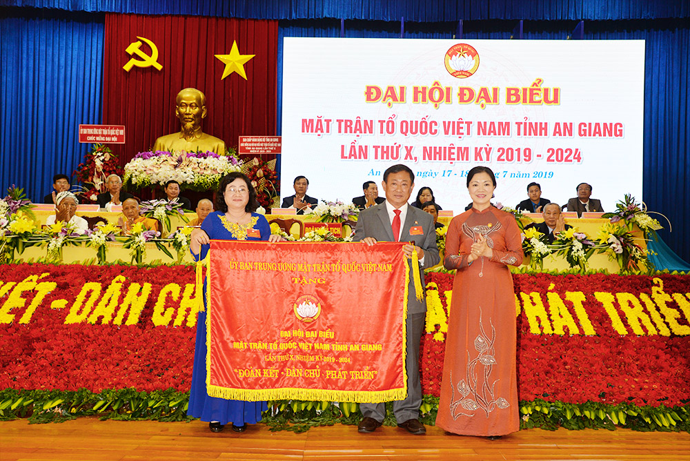 Đổi mới mạnh mẽ nội dung và phương thức hoạt động của MTTQ Phó Chủ tịch Ủy ban Trung ương MTTQ Việt Nam Trương Thị Ngọc Ánh phát biểu và trao bức trướng tặng đại hội