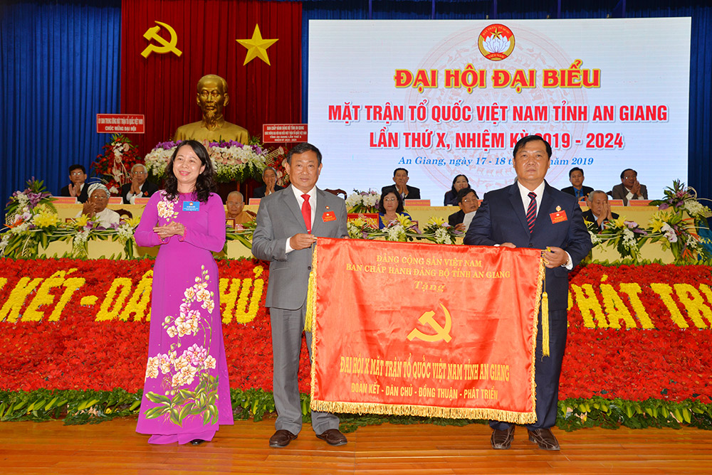 Đổi mới mạnh mẽ nội dung và phương thức hoạt động của MTTQ Bí thư Tỉnh ủy Võ Thị Ánh Xuân trao bức trướng tặng đại hội