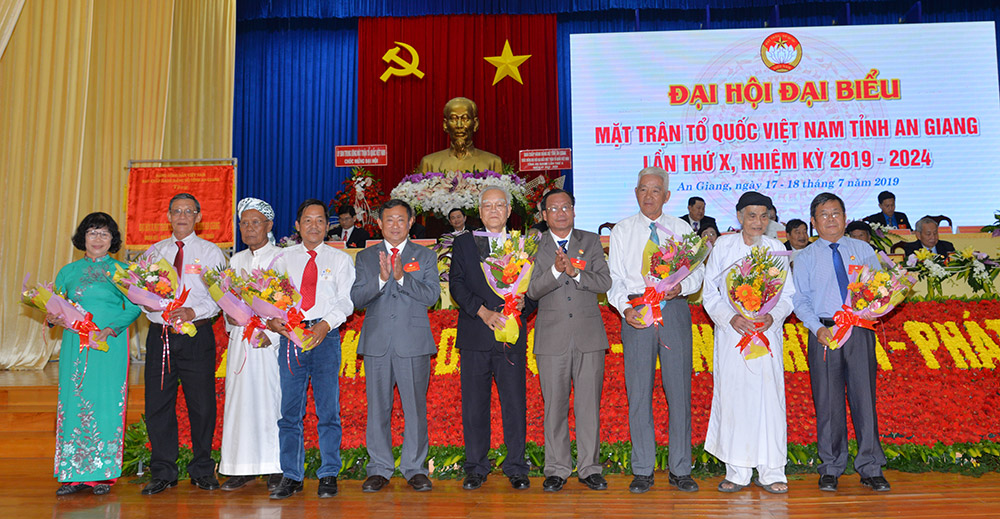 Đổi mới mạnh mẽ nội dung và phương thức hoạt động của MTTQ Ban Thường trực UBMTTQ Việt Nam tỉnh tặng hoa cho các đồng chí không ứng cử Ủy viên UBMTTQ Việt Nam tỉnh nhiệm kỳ mới