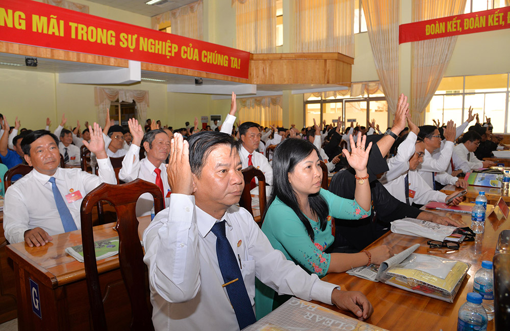 Đổi mới mạnh mẽ nội dung và phương thức hoạt động của MTTQ Các đại biểu biểu quyết thông qua Nghị quyết đại hội