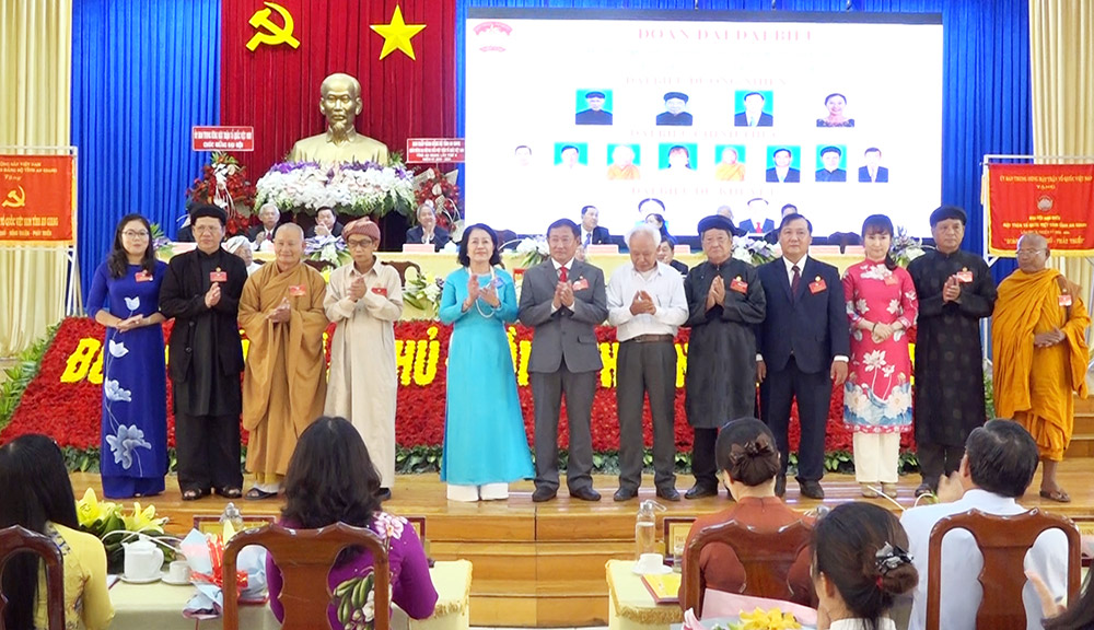 Đổi mới mạnh mẽ nội dung và phương thức hoạt động của MTTQ Đại biểu chính thứ và dự khuyết lên phía trên ra mắt Đại hội