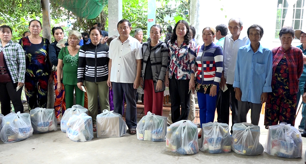 Bí thư Tỉnh ủy khảo sát, thăm hỏi các hộ dân bị sạt lở ở An Thạnh Trung