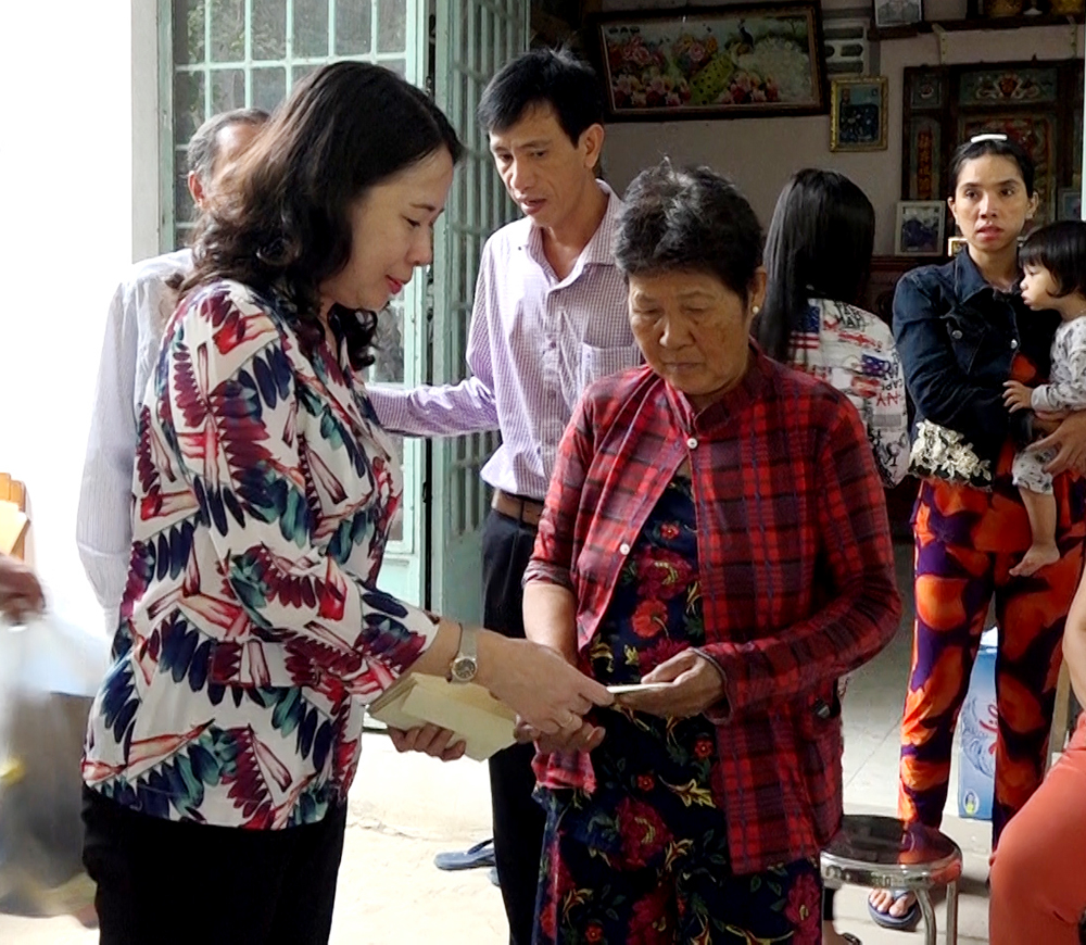 Bí thư Tỉnh ủy khảo sát, thăm hỏi các hộ dân bị sạt lở ở An Thạnh Trung