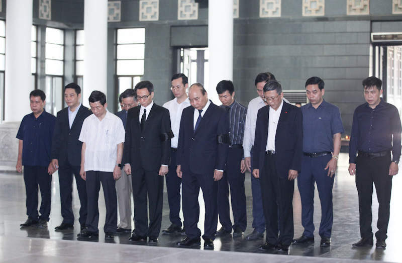 Hàng ngàn người tiễn đưa GS Hoàng Tụy về nơi an nghỉ cuối cùng