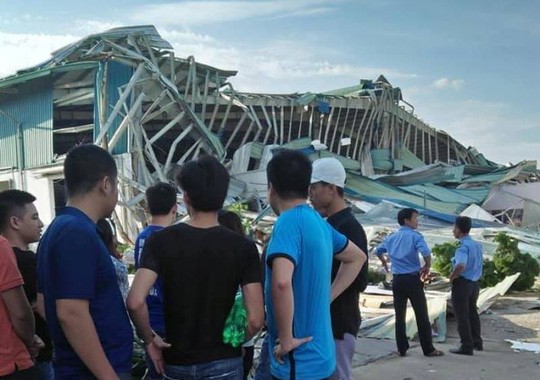Giông lốc lớn làm đổ sập nhà xưởng của công ty Ivory Việt Nam có 3.000 công nhân