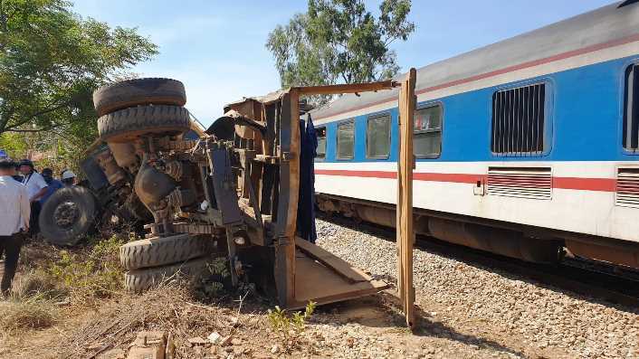 Tàu SE2 tông văng xe tải 10m ở Quảng Nam, tài xế tử vong