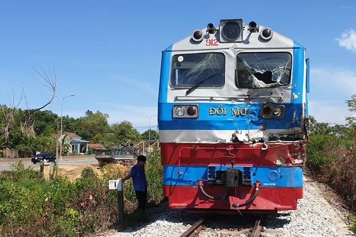 Tàu SE2 tông văng xe tải 10m ở Quảng Nam, tài xế tử vong