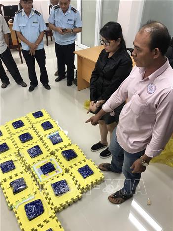 Giấu 8 kg ma túy tổng hợp trong lô trò chơi xếp hình