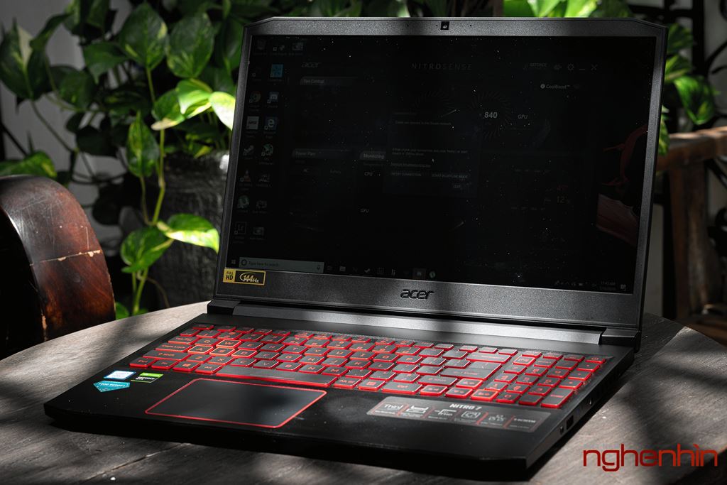 Cận cảnh laptop gaming Acer Nitro 7 phiên bản 2019 tại Việt Nam giá 35 triệu