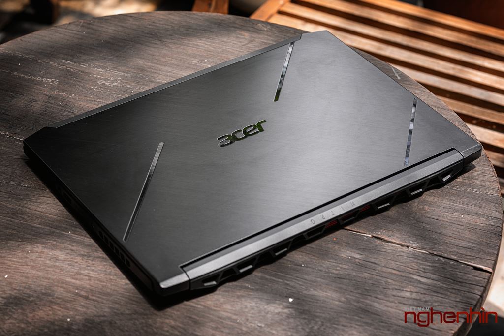 Cận cảnh laptop gaming Acer Nitro 7 phiên bản 2019 tại Việt Nam giá 35 triệu