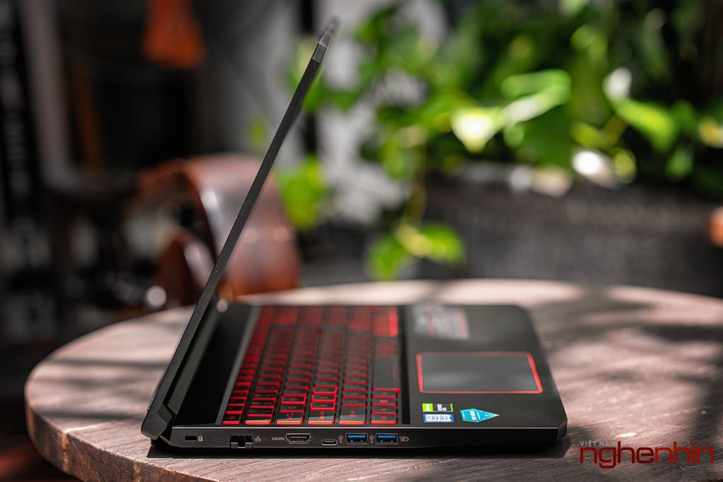 Cận cảnh laptop gaming Acer Nitro 7 phiên bản 2019 tại Việt Nam giá 35 triệu