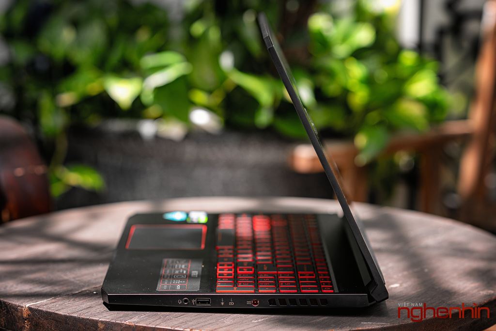 Cận cảnh laptop gaming Acer Nitro 7 phiên bản 2019 tại Việt Nam giá 35 triệu