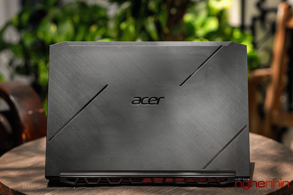 Cận cảnh laptop gaming Acer Nitro 7 phiên bản 2019 tại Việt Nam giá 35 triệu