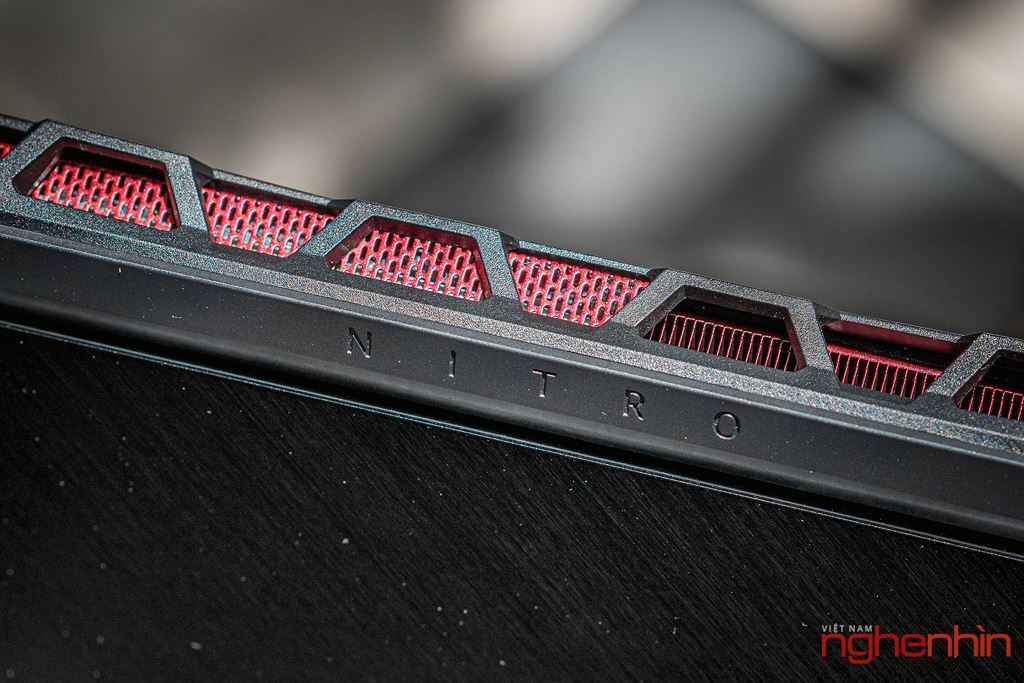 Cận cảnh laptop gaming Acer Nitro 7 phiên bản 2019 tại Việt Nam giá 35 triệu