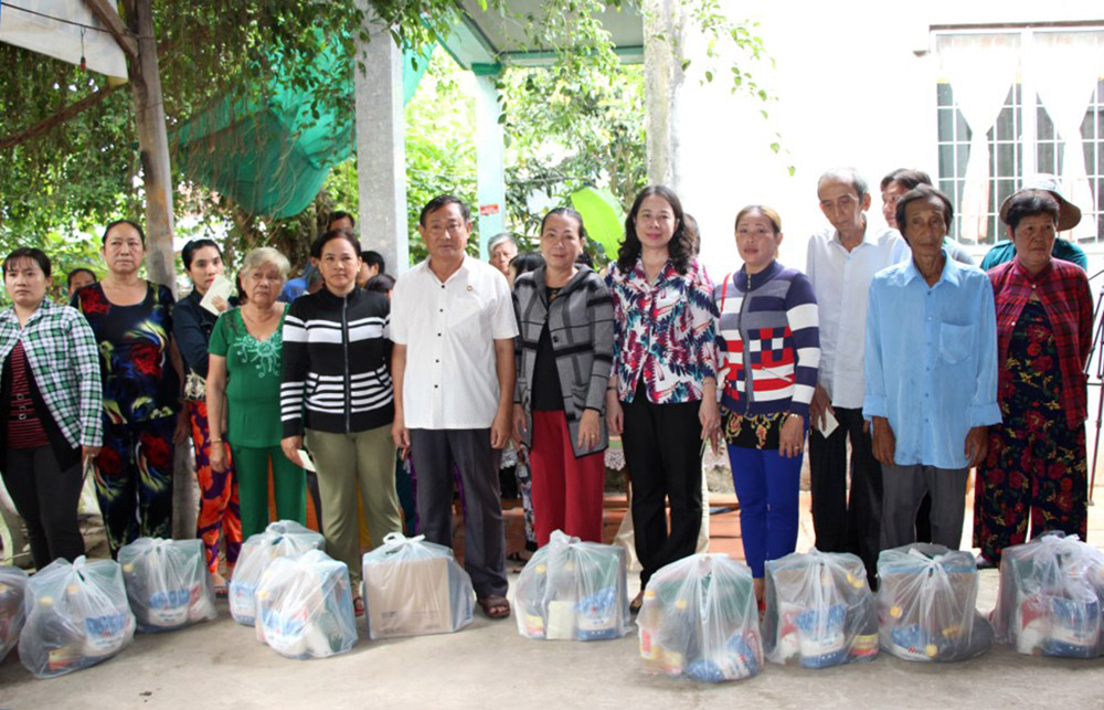 Sạt lở diễn biến phức tạp Bí thư Tỉnh ủy Võ Thị Ánh Xuân và Chủ tịch UBMTTQVN tỉnh Nguyễn Tiếc Hùng tặng quà cho các hộ bị mất nhà do di dời khẩn cấp ra khỏi vùng sạt lở