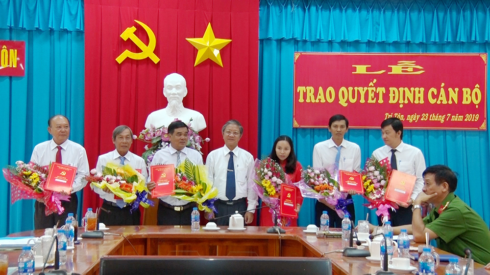 Tri Tôn trao quyết định công tác cán bộ Tri Tôn trao quyết định công tác cán bộ