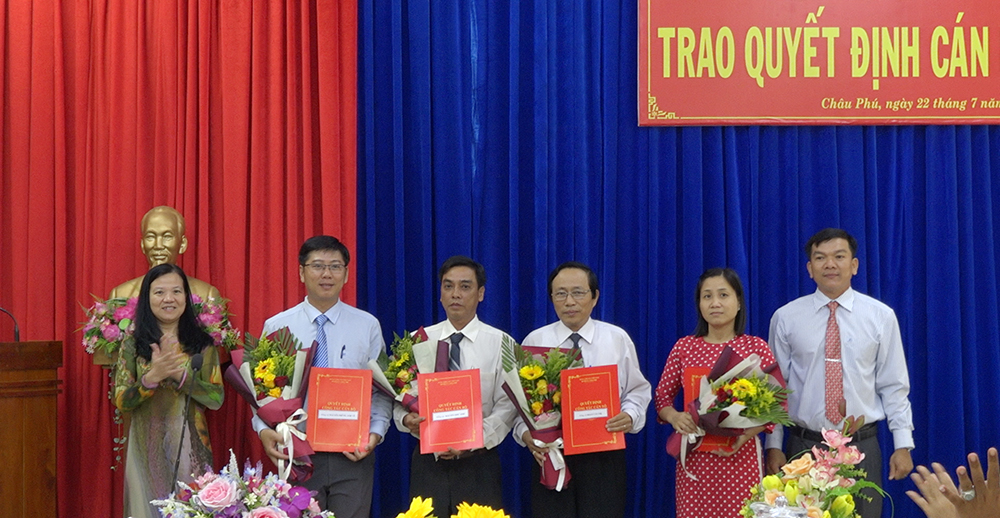 Châu Phú trao quyết định cán bộ và công bố quyết định thành lập Văn phòng Huyện ủy, HĐND và UBND huyện Châu Phú trao quyết định cán bộ và công bố quyết định thành lập Văn phòng Huyện ủy, HĐND và UBND huyện