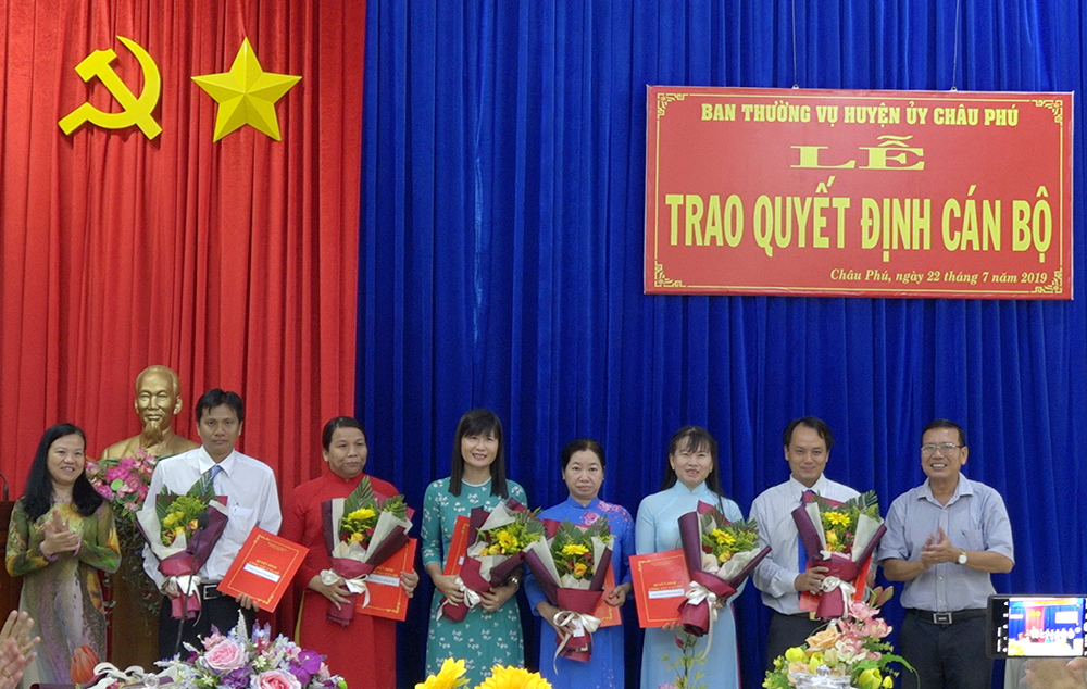 Châu Phú trao quyết định cán bộ và công bố quyết định thành lập Văn phòng Huyện ủy, HĐND và UBND huyện Châu Phú trao quyết định cán bộ và công bố quyết định thành lập Văn phòng Huyện ủy, HĐND và UBND huyện