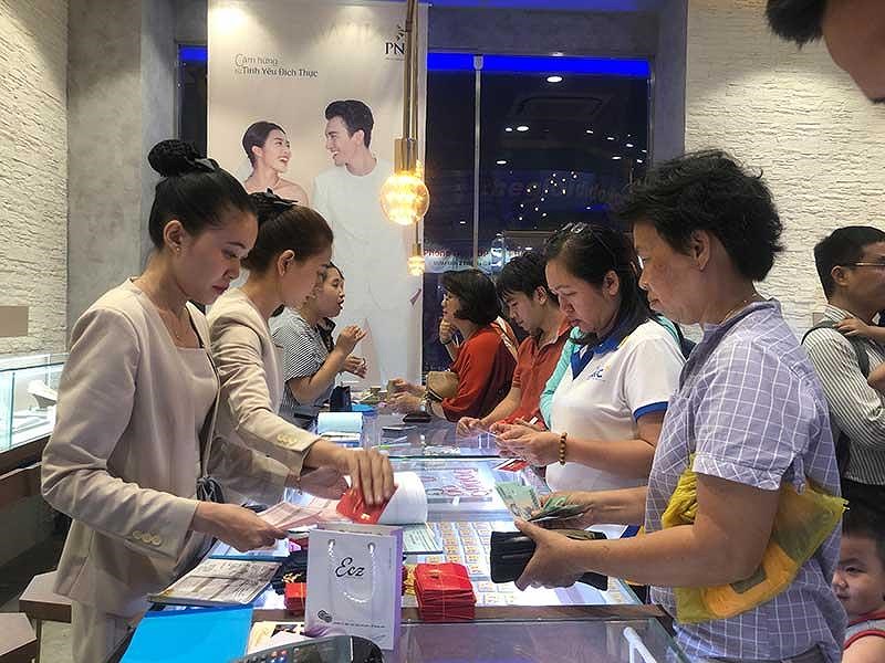 Giá vàng tăng sốc, có nên đổ tiền mua?