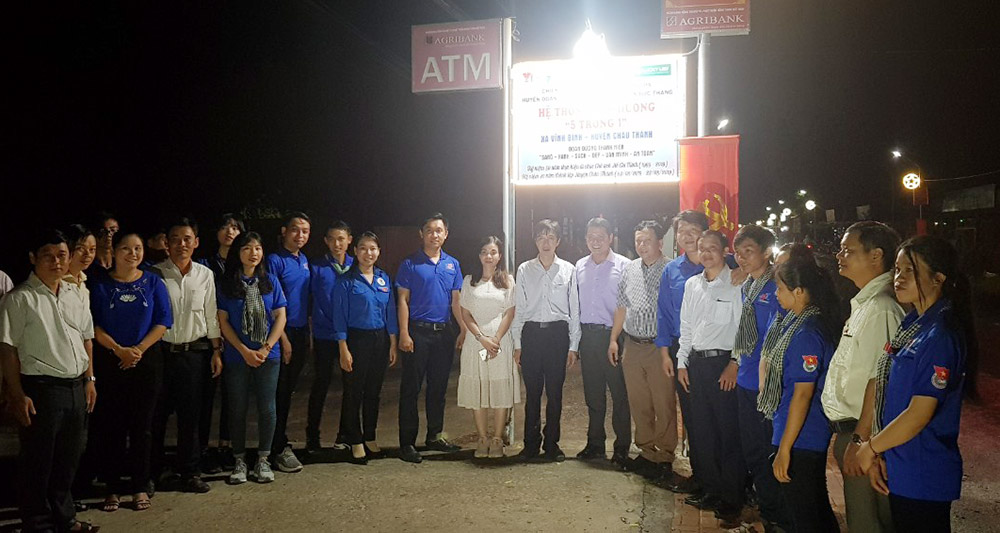 Khánh thành hệ thống “đèn đường 5 trong 1” trị giá gần 455 triệu đồng