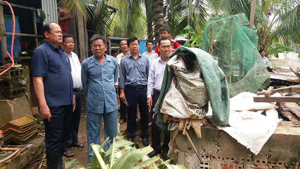 Chủ tịch UBND tỉnh Nguyễn Thanh Bình thăm các hộ dân bị sập nhà, tốc mái do giông lốc ở TX. Tân Châu Chủ tịch UBND tỉnh Nguyễn Thanh Bình thăm các hộ dân bị sập nhà, tốc mái do giông lốc ở TX. Tân Châu