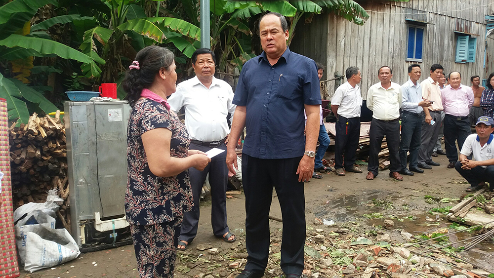 Chủ tịch UBND tỉnh Nguyễn Thanh Bình thăm các hộ dân bị sập nhà, tốc mái do giông lốc ở TX. Tân Châu Chủ tịch UBND tỉnh Nguyễn Thanh Bình thăm các hộ dân bị sập nhà, tốc mái do giông lốc ở TX. Tân Châu