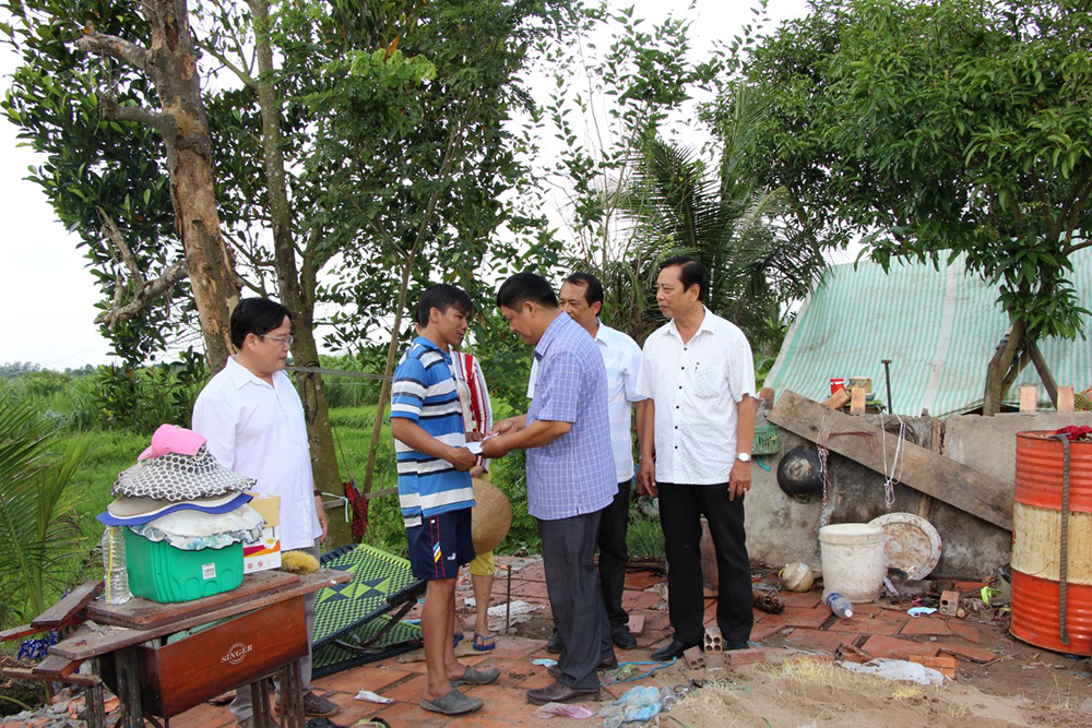 Thông tin mới nhất: Giông lốc làm tổng cộng 880 căn nhà bị sập, tốc mái và 1 người chết Thông tin mới nhất: Giông lốc làm tổng cộng 880 căn nhà bị sập, tốc mái và 1 người chết