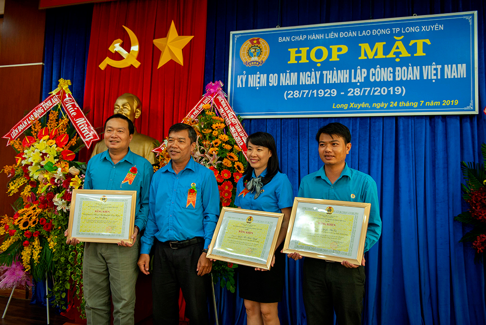 Nhiều hoạt động chào mừng kỷ niệm 90 năm ngày thành lập Công đoàn Việt Nam (28-7-1929- 28-7-2019) Nhiều hoạt động chào mừng kỷ niệm 90 năm ngày thành lập Công đoàn Việt Nam (28-7-1929- 28-7-2019)