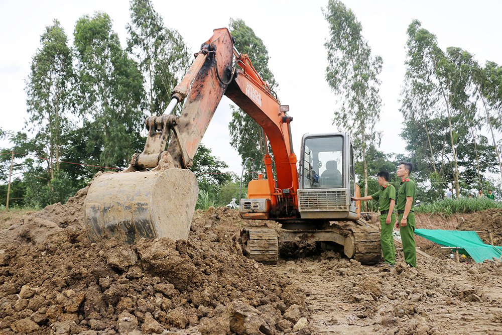 Bắt quả tang hoạt động khai thác đất mặt ruộng tại Chợ Mới Bắt quả tang hoạt động khai thác đất mặt ruộng tại Chợ Mới