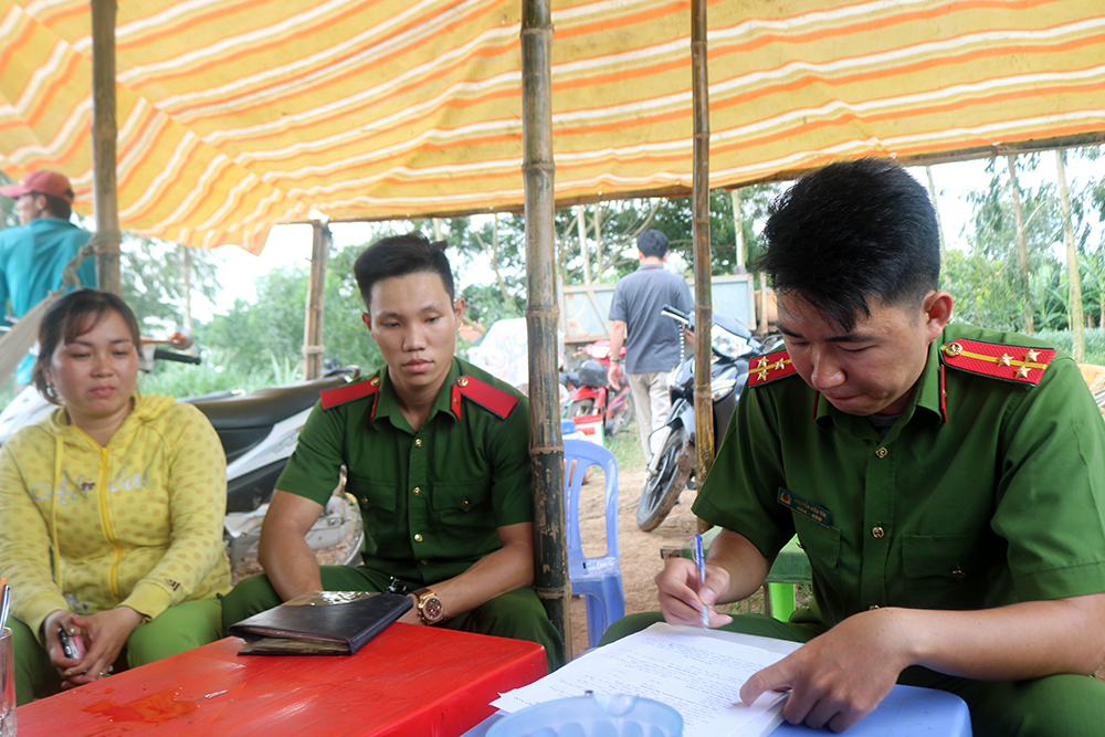 Bắt quả tang hoạt động khai thác đất mặt ruộng tại Chợ Mới Bắt quả tang hoạt động khai thác đất mặt ruộng tại Chợ Mới