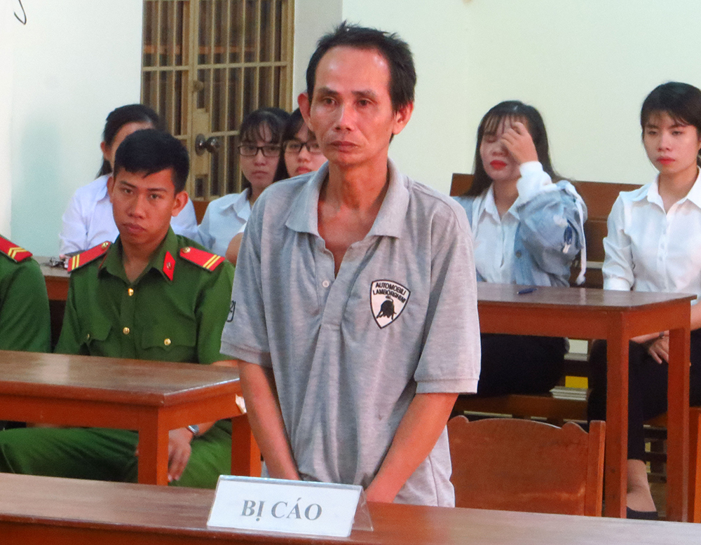 Phụ huynh “nựng học sinh cùng lớp của con” lãnh 4 năm tù Phụ huynh “nựng học sinh cùng lớp của con” lãnh 4 năm tù