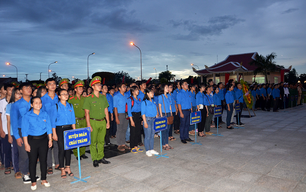 Tuổi trẻ An Giang thắp nến tri ân các Anh hùng liệt sĩ