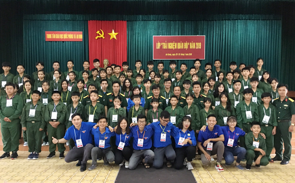 70 thanh, thiếu niên Phú Tân tham gia lớp “Trải nghiệm quân đội”