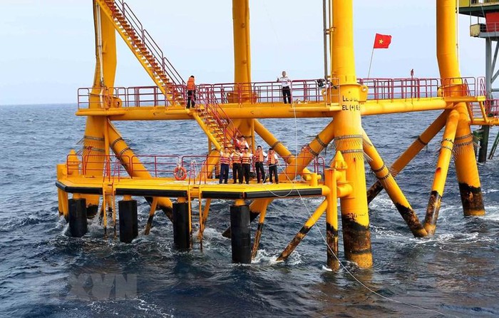 Hình ảnh nhà giàn DK1 vững vàng nơi đầu sóng ngọn gió